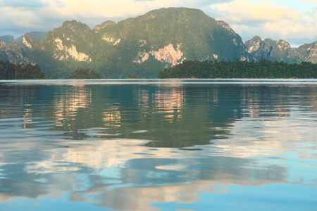 全景山石灰石以它的反射在 Ratchaprapha 水坝在早晨, 考的国家公园