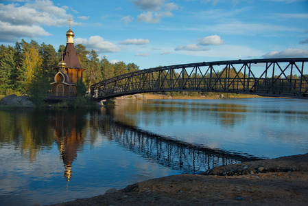 俄罗斯。卡累利阿沃克萨河畔的圣安德鲁教堂