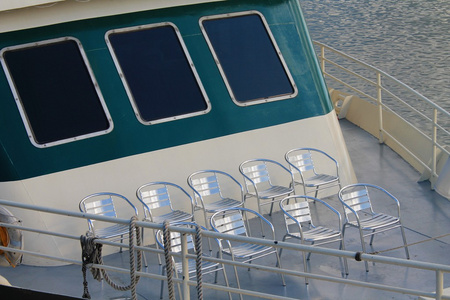 排队参观船前甲板上的躺椅图片