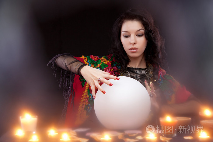 女巫用魔法水晶球
