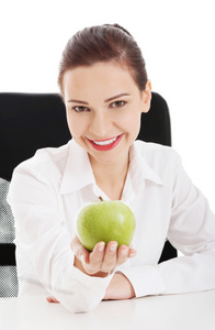 美丽的年轻商业女人抱着一个苹果