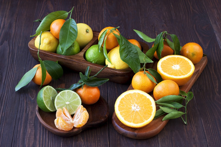 木制的背景上的柑橘属水果