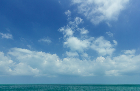 在海洋上的海景天际线图片