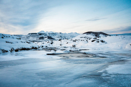 冬天下雪的冰岛风景。长时间曝光