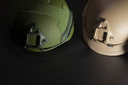 三个北约军事头盔在白色背景