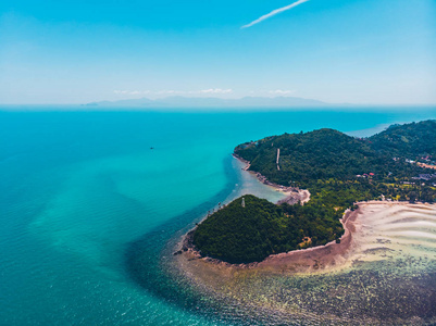 美丽的热带海滩和海的鸟瞰在海岛为旅行和假期的树