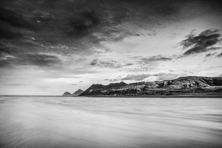 美丽的冰岛自然风景风景。黑白照片
