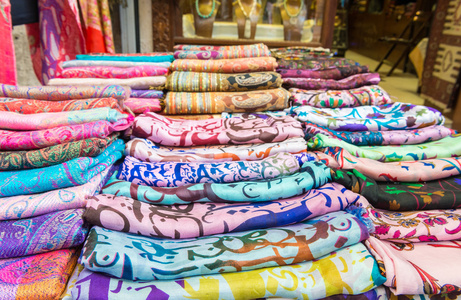 在伊斯坦布尔逃离市场的彩色围巾
