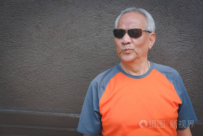 愤怒的老人 激怒了老年男性.愤怒的前辈.否定表达式