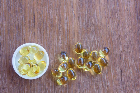 健康背景下的黄色特写石油产品治疗药物的吃鱼心丸