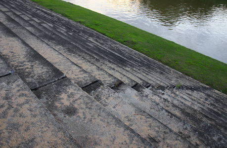 台阶水泥老河滨在公共公园选择焦点以浅的领域深度