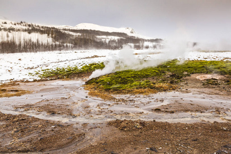 冬季地热景观 Strokkur Geysir。Geyir 位于黄金圈, 是游客的热门景点。