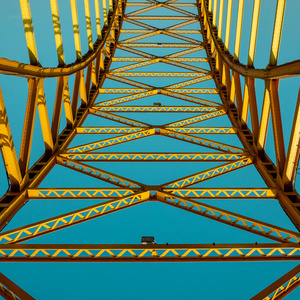 钢桥部分的蓝黄抽象结构