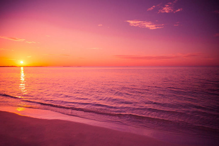 放松海滩日落。鼓舞人心的热带海景和平静的日落天空。抽象自然概念
