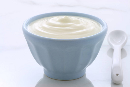 在老式的意大利卡拉拉大理石设置上美味 营养 健康新鲜酸奶