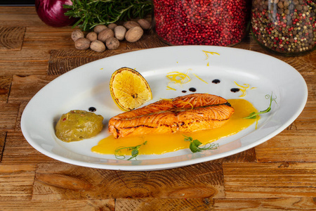 美味鲑鱼与柠檬和酱油的利害关系