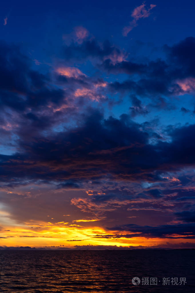 夕阳天空的海景和美丽的云彩