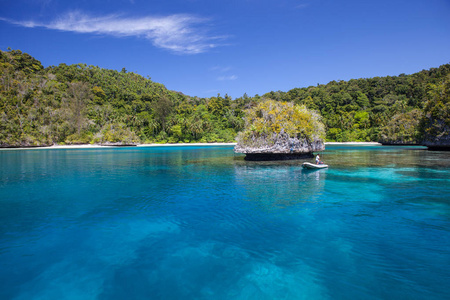 一个华丽的热带泻湖隐藏在一个偏远地区的 Ampat, 印度尼西亚。这个热带地区有数以百计的岛屿和美丽的珊瑚礁