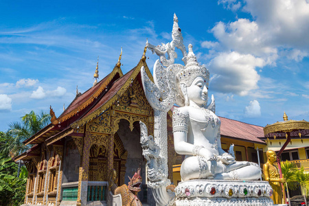 清迈佛教寺庙, 泰国在夏季的一天