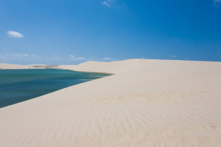 白色沙丘全景从沙马拉赫塞斯国家公园，巴西。雨水的泻湖。巴西景观
