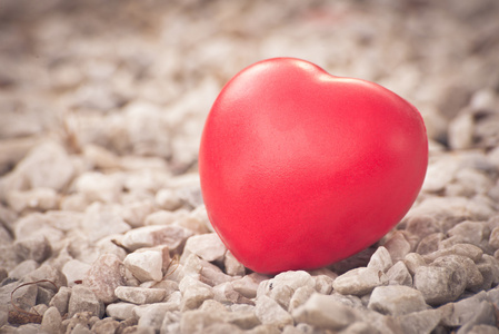 红色的心，在爱中与白色的石背景情人节那天