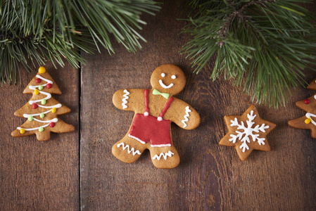 自制姜饼饼干和圣诞树在木背景