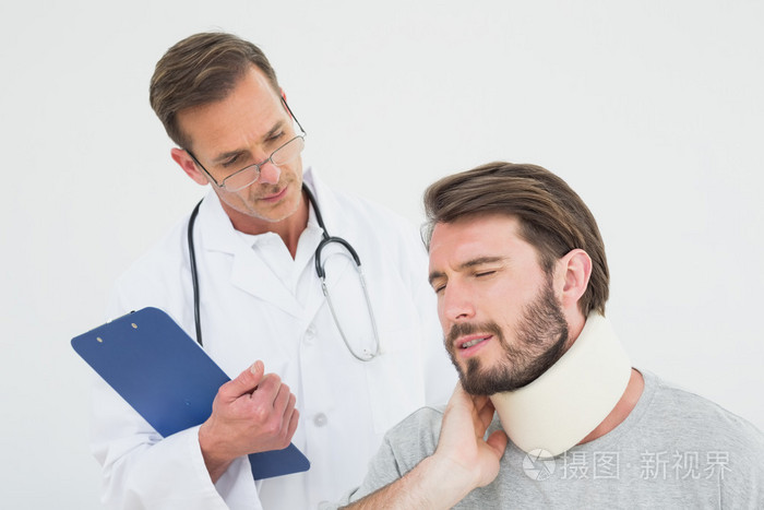 男医生检查病人的扭伤的颈部