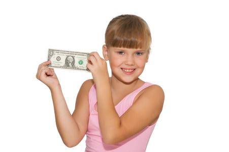 小女孩微笑着用在孤立的手中的钱