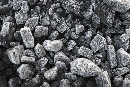 一堆覆盖着厚厚的霜冻晶体的煤