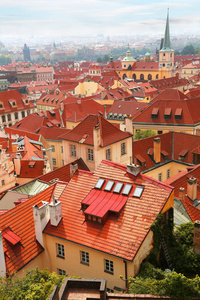 捷克布拉格马拉麦卡区著名红顶顶部的美丽城市景观