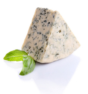 美味与罗勒，孤立的白色衬底上的蓝纹奶酪