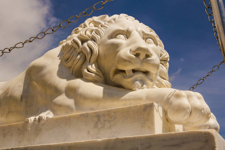 白色石头狮子的雕塑对天空和云彩特写