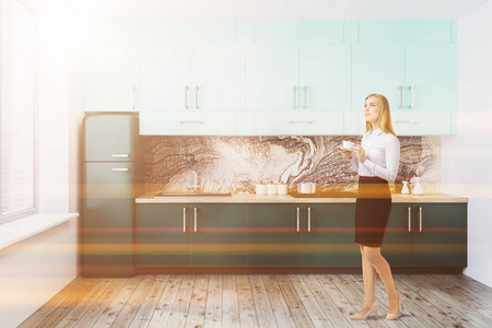金发女郎在白色和大理石墙壁厨房内部与木地板, 绿色壁橱和台面, 和冰箱。3d 渲染模拟色调图像