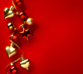 圣诞贺卡或季节性横幅背景圣诞树装饰在红色背景
