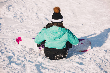 休闲, 运动概念妇女滑雪板坐在雪地上