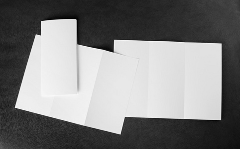 空白白色折叠纸传单图片