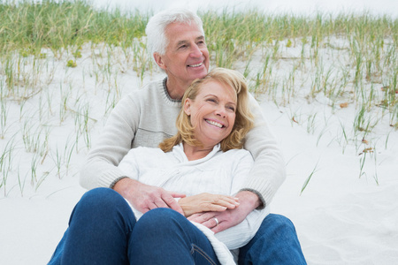 在海滩放松的浪漫年长夫妇