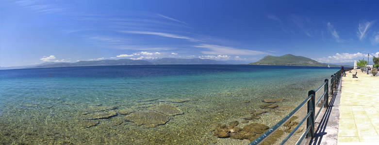 在希腊埃维亚岛上的爱琴海的一个阳光明媚的日子里, 美丽的海滩与清澈的绿松石水