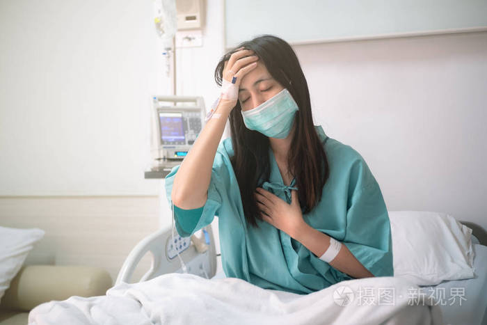 住院的年轻妇女病人坐在床上