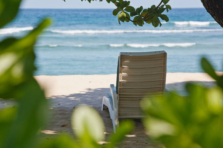 海洋海滩上的躺椅