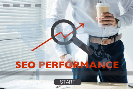 搜索引擎性能裁剪视图的开发商持有笔记本电脑和咖啡去, 与 Seo 性能照片