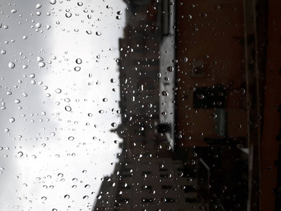 一个惊人的照片, 一些 waterdrops 在窗口后, 夏季雨后的城市