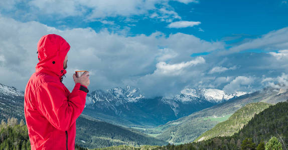 冬季远足。在白雪皑皑的山顶上享受美丽的 cloudscape 风景的游客