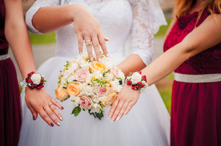 婚礼的花束和手