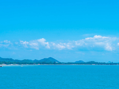 美丽的海和海洋在白色云彩和蓝天背景与拷贝空间为文本