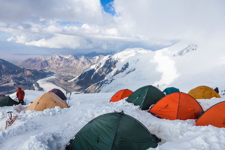 从列宁峰营地 4 的山景。登山者筹备首脑会议试图在他们的帐篷。帕米尔吉尔吉斯斯坦