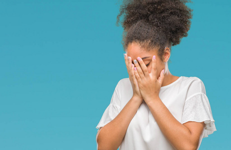 年轻的美国黑人妇女在孤立的背景下, 悲伤的表情覆盖脸与手, 而哭。抑郁症概念