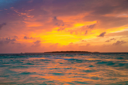 在马尔代夫海上日落