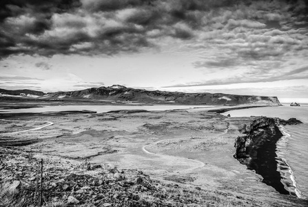 美丽的冰岛自然风景风景。黑白照片