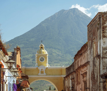 阿瓜在中美洲危地马拉的安提瓜市后面高高耸立。